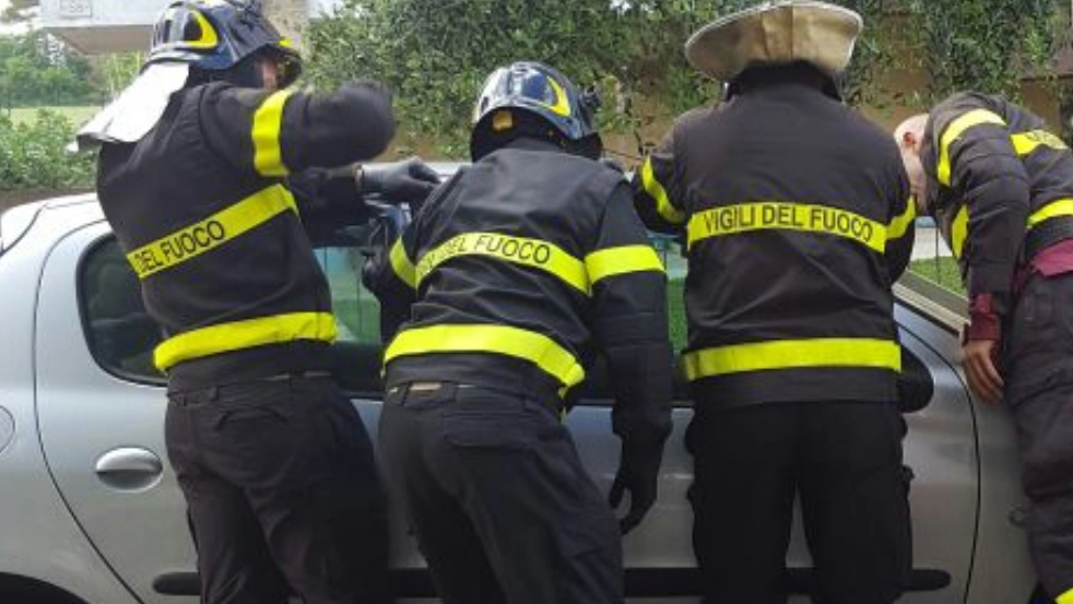 Bimbo chiuso in auto: vigili del fuoco al lavoro per sbloccare la portiera (Foto archivio) Bimbo chiuso in auto: vigili del fuoco al lavoro per sbloccare la portiera (Foto archivio)
