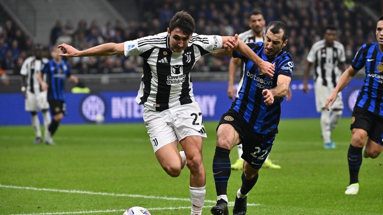 Lo juventino Andrea Cambiaso e l’interista Henrikh Mkhitaryan in un’istantanea dell’ultima sfida fra le due squadre Lo juventino Andrea Cambiaso e l’interista Henrikh Mkhitaryan in un’istantanea dell’ultima sfida fra le due squadre