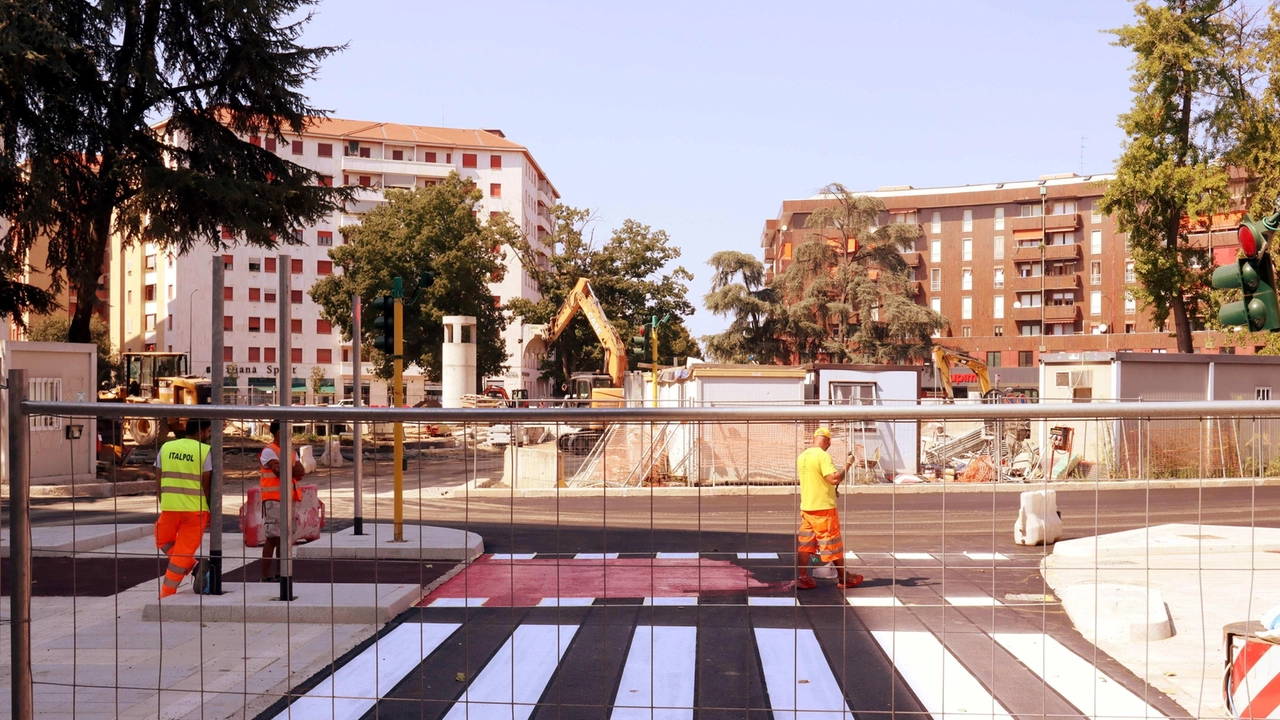Nella foto alcuni dei lavori in corso nella zona di piazza Frattini Nella foto alcuni dei lavori in corso nella zona di piazza Frattini