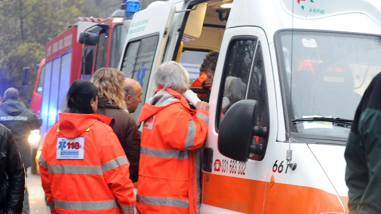 Sul posto sono arrivate ambulanza automedica oltre ai vigili del fuoco Sul posto sono arrivate ambulanza automedica oltre ai vigili del fuoco