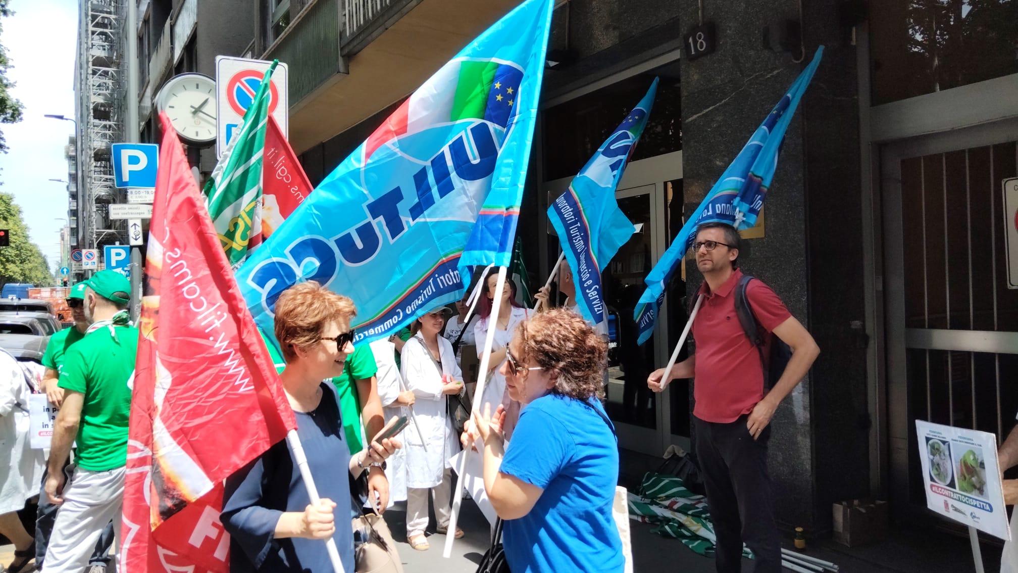 La battaglia dei cinquemila farmacisti per chiedere salari migliori dopo i profitti record del post Covid: “Chiediamo un aumento dignitoso” La battaglia dei cinquemila farmacisti per chiedere salari migliori dopo i profitti record del post Covid: “Chiediamo un aumento dignitoso”