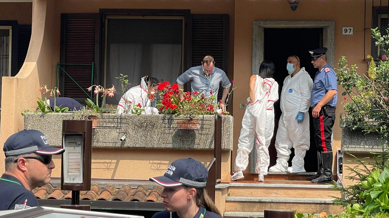 Gli inquirenti sul luogo dell’omicidio la villetta di via Pio XI dove la vittima è stata accoltellata Gli inquirenti sul luogo dell’omicidio la villetta di via Pio XI dove la vittima è stata accoltellata