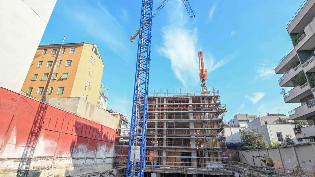Il cantiere dello Scalo House in via Valtellina posto sotto sequestro dalla Gdf Il cantiere dello Scalo House in via Valtellina posto sotto sequestro dalla Gdf
