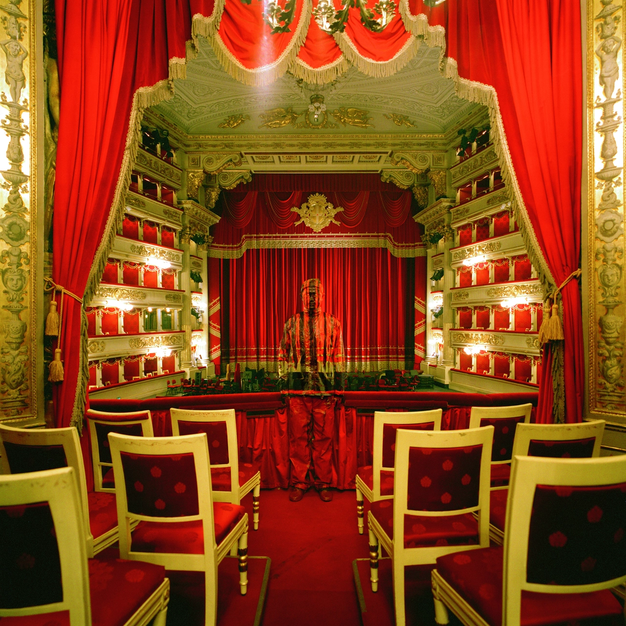 Liu Bolin, Teatro alla Scala n°1, Milano, 2010. Courtesy: Galleria Gaburro.