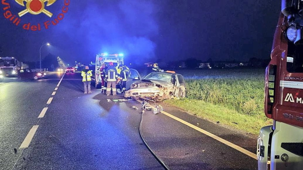 Il luogo dell’incidente tra le due auto piombate entrambe fuori strada dopo il tremendo urto Il luogo dell’incidente tra le due auto piombate entrambe fuori strada dopo il tremendo urto