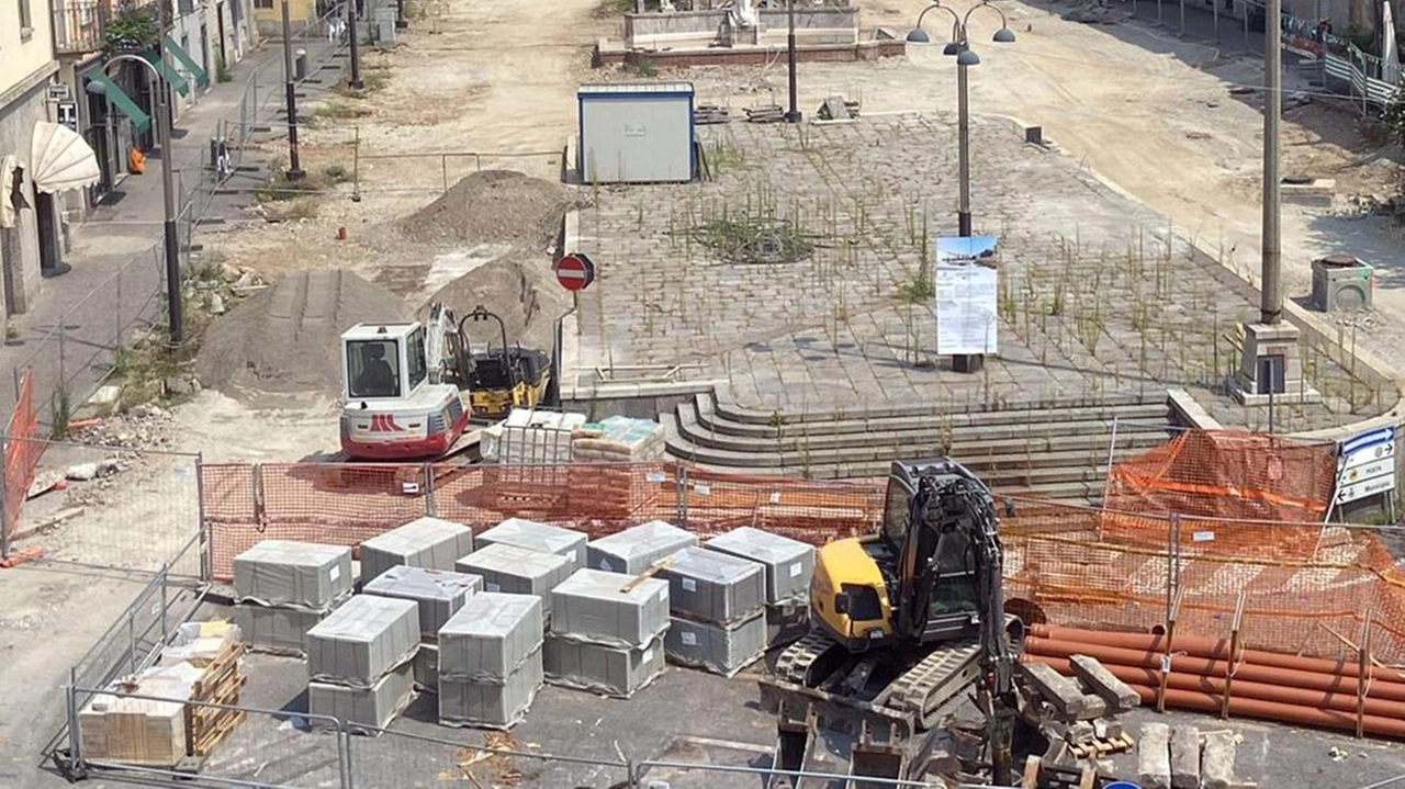 I lavori in piazza Garibaldi a Cassano d'Adda, ritardati da interventi straordinari, sono quasi completati. Dopo la pausa estiva, si procederà con il rush finale per l'inaugurazione della nuova piazza. Sacrifici temporanei per un miglioramento urbano. I lavori in piazza Garibaldi a Cassano d'Adda, ritardati da interventi straordinari, sono quasi completati. Dopo la pausa estiva, si procederà con il rush finale per l'inaugurazione della nuova piazza. Sacrifici temporanei per un miglioramento urbano.