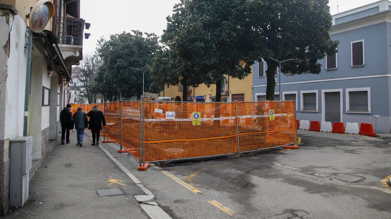 Le aree di cantiere in via Porta Ronca stanno creando disagi. «Ci chiedono pazienza, ma le nostre attività stanno subendo danni», commenta un negoziante