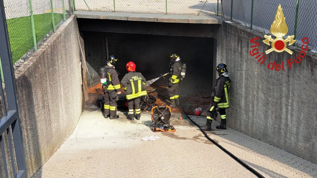 Rebbio, moto brucia nel garage: intossicato il proprietario Rebbio, moto brucia nel garage: intossicato il proprietario