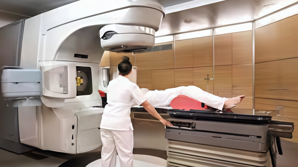 L'Ospedale di Circolo di Varese ha ricevuto il terzo acceleratore lineare per la Radioterapia, finanziato con il Pnrr. La nuova macchina garantisce massima precisione e efficacia, consentendo procedure di alta accuratezza. Asst Sette Laghi ha ottenuto 14,8 milioni di euro per l'acquisizione di 19 nuove apparecchiature, diventando una delle aziende lombarde con il finanziamento più alto per la sostituzione di macchine complesse. L'Ospedale di Circolo di Varese ha ricevuto il terzo acceleratore lineare per la Radioterapia, finanziato con il Pnrr. La nuova macchina garantisce massima precisione e efficacia, consentendo procedure di alta accuratezza. Asst Sette Laghi ha ottenuto 14,8 milioni di euro per l'acquisizione di 19 nuove apparecchiature, diventando una delle aziende lombarde con il finanziamento più alto per la sostituzione di macchine complesse.