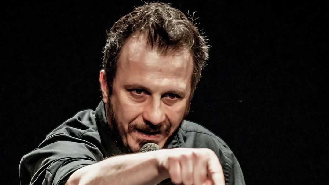 La formula “soli con un micofono di fronte al pubblico“ spiegata dall’attore che l’ha importata in Italia "La battuta? Per me è uno strumento per dire quello che penso sulla società, la politica, le leggi". La formula “soli con un micofono di fronte al pubblico“ spiegata dall’attore che l’ha importata in Italia "La battuta? Per me è uno strumento per dire quello che penso sulla società, la politica, le leggi".