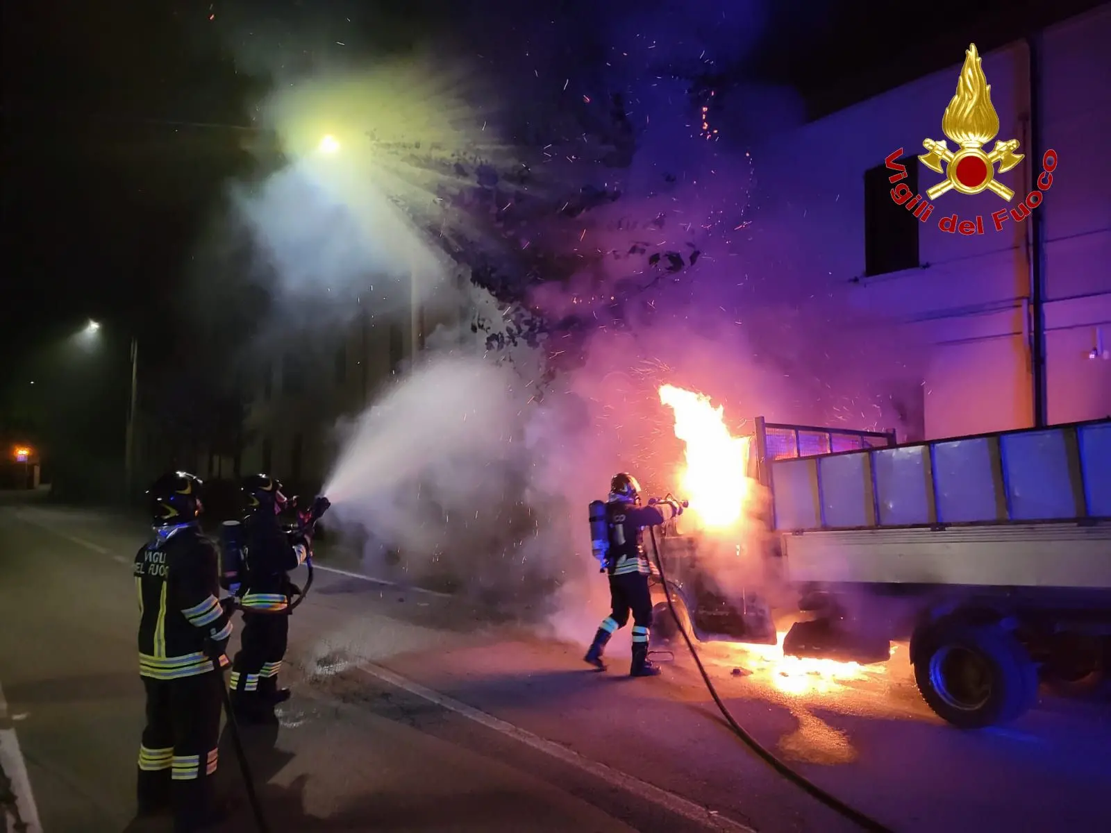 Varano Borghi, furgone in fiamme: i vigili evitano guai peggiori