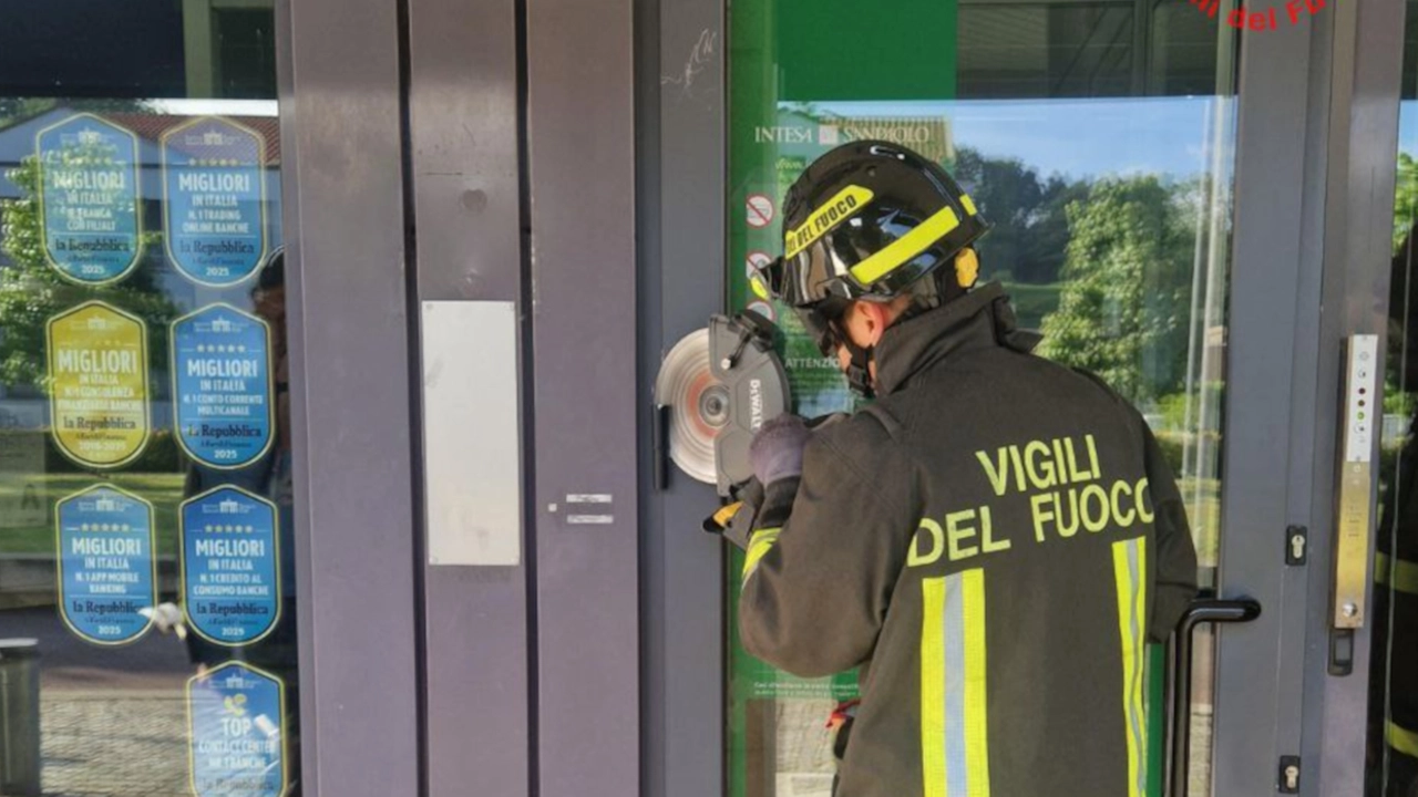 I vigili del fuoco mentre aprono la porta della banca I vigili del fuoco mentre aprono la porta della banca