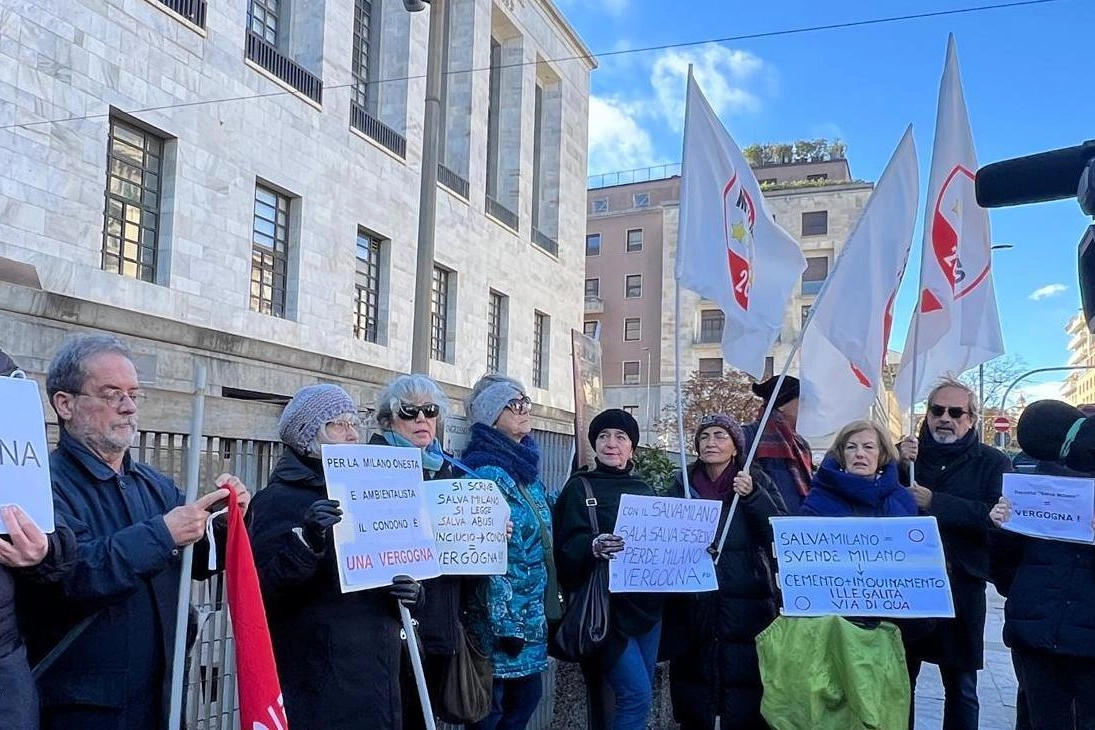 La protesta di ambientalisti ed estrema sinistra davanti al tribunale contro il decreto Salva Milano e a favore dei magistrati
