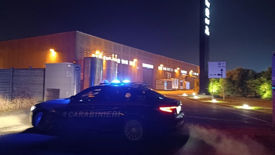 I carabinieri davanti all’azienda I carabinieri davanti all’azienda