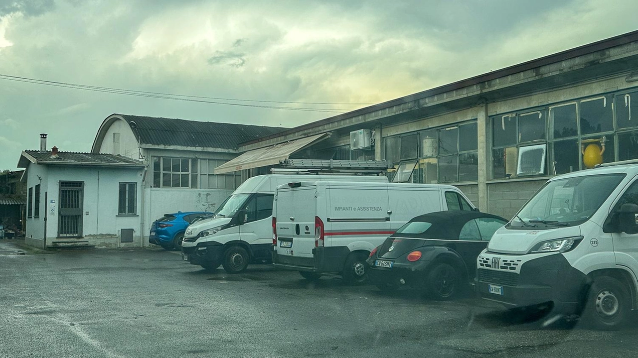 Il capannone di via Cassoni dove, ieri mattina, è avvenuto l’incidente sul lavoro