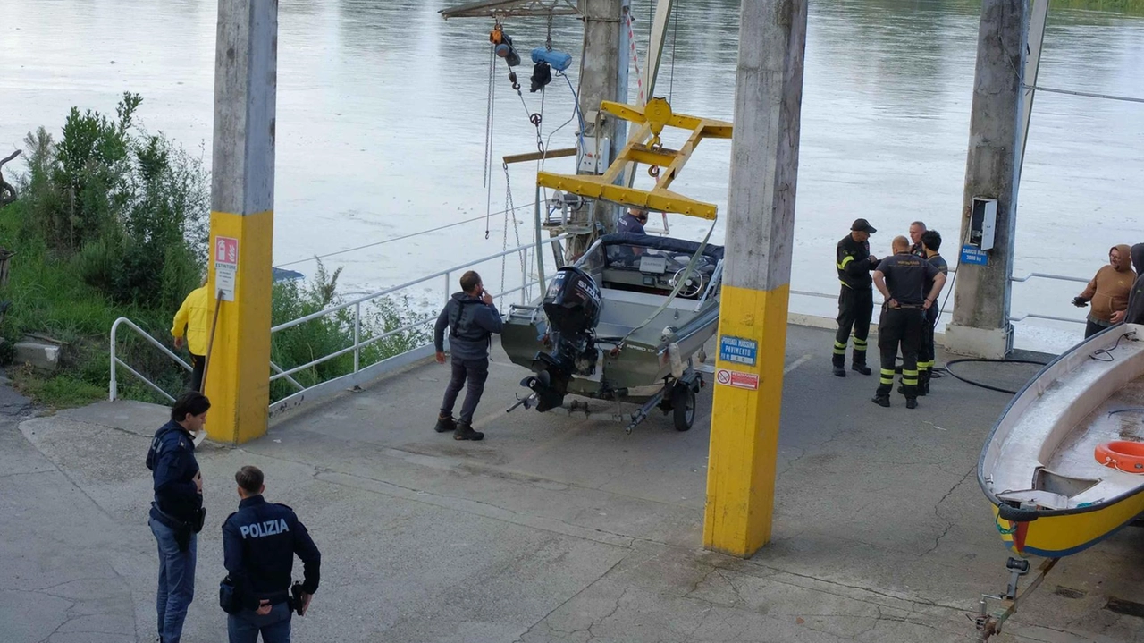 Una fase delle operazioni di ricerca dell’auto che ieri mattina attorno alle 6 un paio di pescatori hanno visto sprofondare nel Po Una fase delle operazioni di ricerca dell’auto che ieri mattina attorno alle 6 un paio di pescatori hanno visto sprofondare nel Po