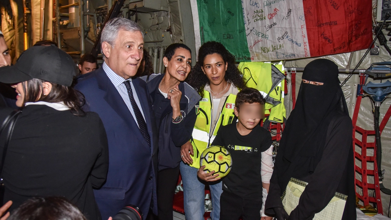 Il ministro degli Esteri Antonio Tajani con il bambino, unico sopravvissuto di dieci fratelli e la madre velata Sopra, altri piccoli pazienti arrivati in Italia Il ministro degli Esteri Antonio Tajani con il bambino, unico sopravvissuto di dieci fratelli e la madre velata Sopra, altri piccoli pazienti arrivati in Italia