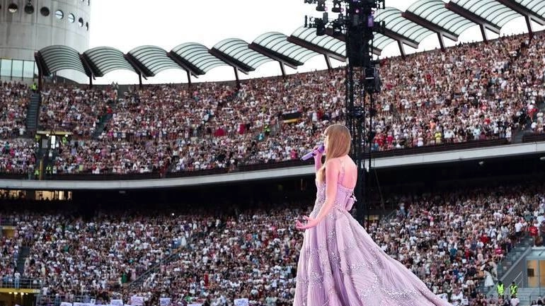 A sinistra la popstar americana Taylor Swift durante uno dei due show della scorsa estate (13 e 14 luglio) allo stadio di San Siro