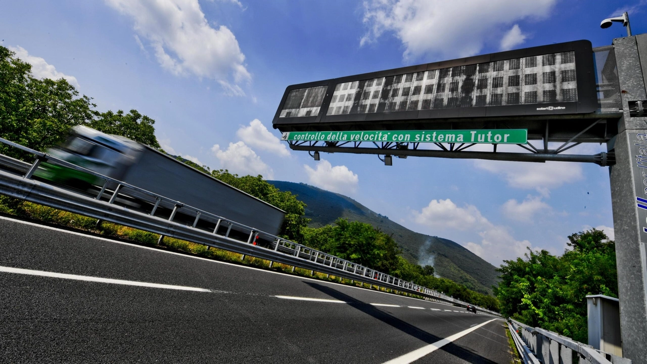 Il Tutor permette di rilevare l'eccesso della velocità calcolata tenendo conto del tempo impiegato dagli automobilisti per viaggiare su delimitate tratte