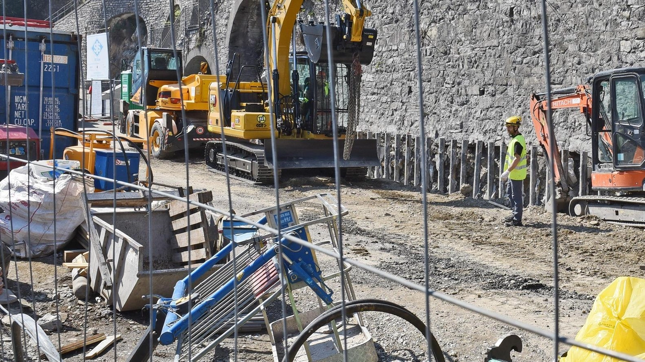 La Regione Lombardia si impegna per la Variante della Tremezzina e altri importanti cantieri viabilistici. Critiche e interrogativi sull'uso dei fondi da parte di alcuni politici locali.