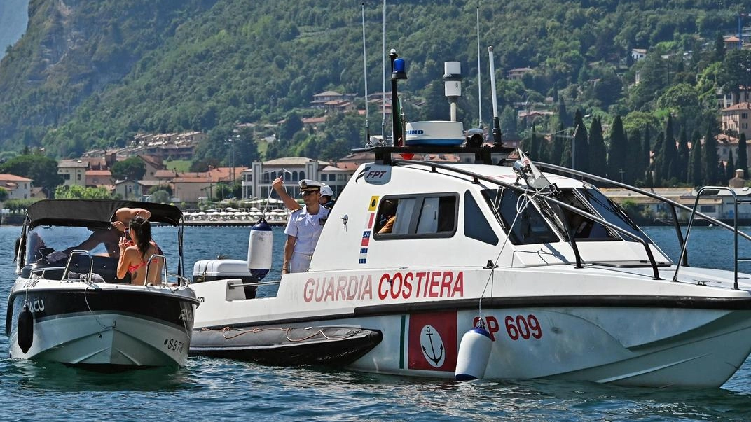 Dal 15 giugno 87 interventi e tre vittime. Ma in 170 chilometri di costa i bagnini si contano su una mano. Tra cartelli ignorati, principianti al timone e natanti della domenica: il dramma è (sempre) dietro l’angolo. Dal 15 giugno 87 interventi e tre vittime. Ma in 170 chilometri di costa i bagnini si contano su una mano. Tra cartelli ignorati, principianti al timone e natanti della domenica: il dramma è (sempre) dietro l’angolo.