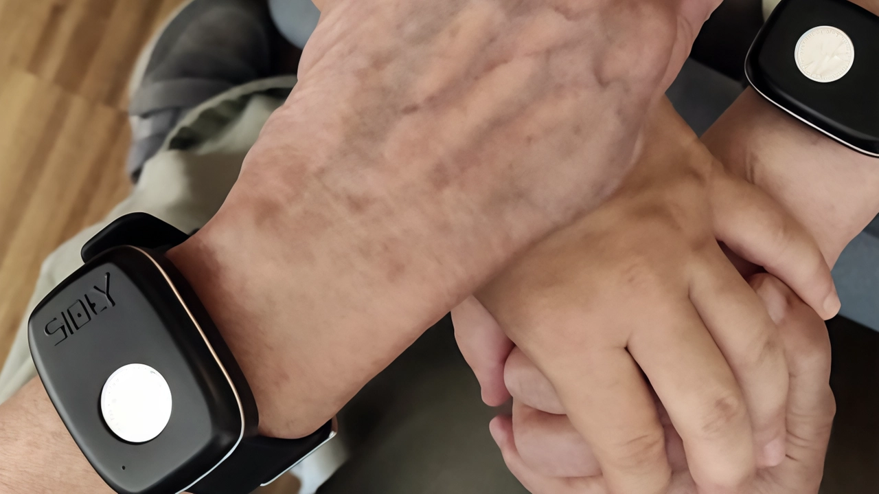Gli smartwatch in dotazione agli anziani del centro Melograno per monitorare il loro stato di salute a distanza Gli smartwatch in dotazione agli anziani del centro Melograno per monitorare il loro stato di salute a distanza