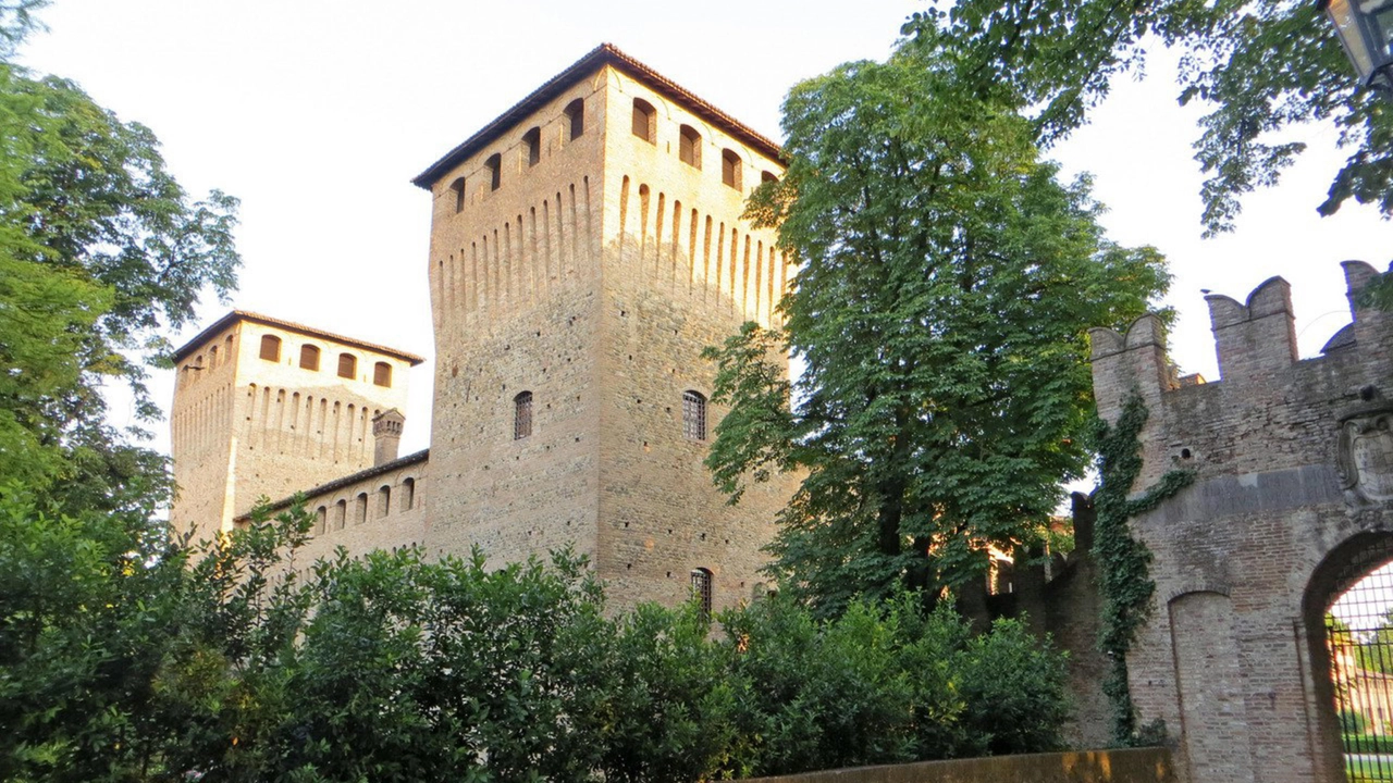 L'elicottero caduto nel Parmense è precipitato all'interno della proprietà del castello di Castelguelfo, maniero medievale lungo la via Emilia, nel territorio del comune di Noceto. Il castello appartiene alla famiglia Rovagnati, fondatori dell'azienda di salumi