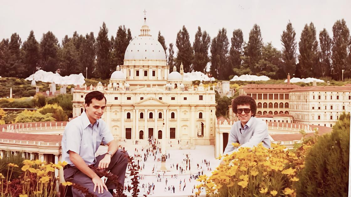 Negli anni ’70 a Minitalia. Foto con padre Lenzi davanti a piazza San Pietro Negli anni ’70 a Minitalia. Foto con padre Lenzi davanti a piazza San Pietro