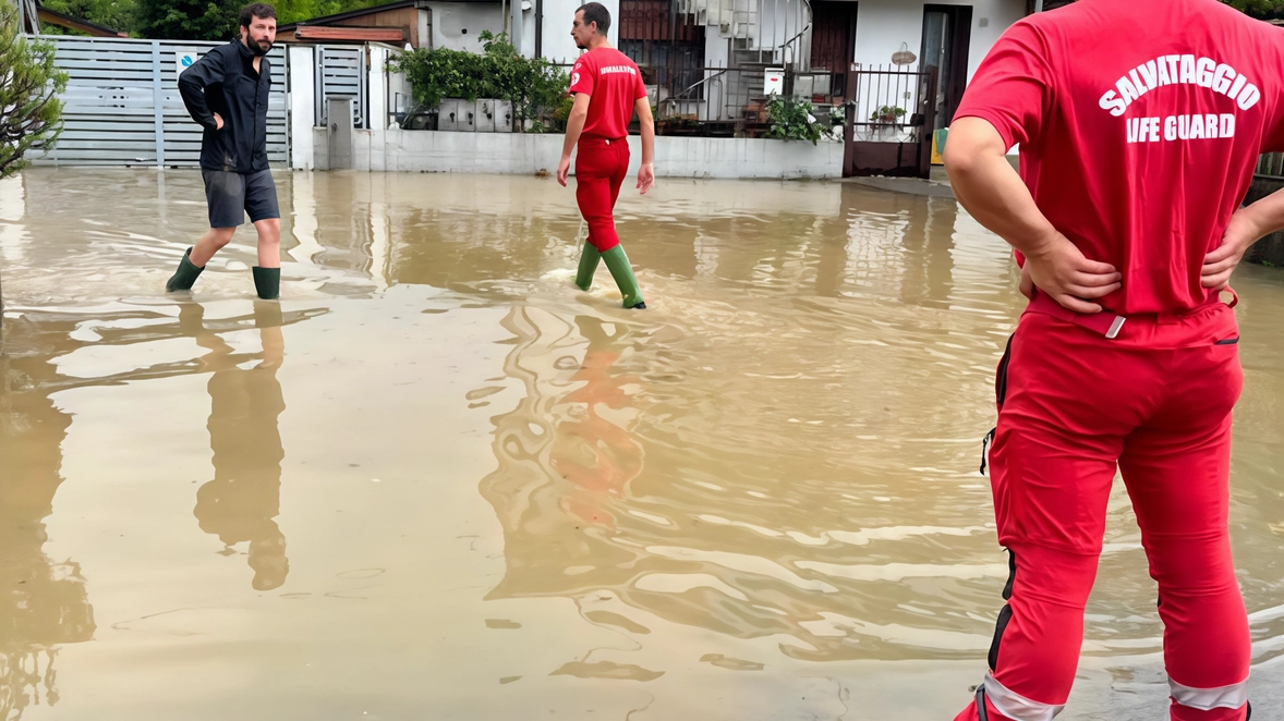 Dodici mesi dopo torna l’emergenza in via Petrarca. Danni e disagi: i residenti sono esasperati. L’esondazione causata dai detriti che hanno ostruito il ponte del cantiere per le vasche di laminazione. Dodici mesi dopo torna l’emergenza in via Petrarca. Danni e disagi: i residenti sono esasperati. L’esondazione causata dai detriti che hanno ostruito il ponte del cantiere per le vasche di laminazione.