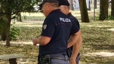 La polizia ha arrestato un ladro sorpreso a camminare per strada con un registratore di cassa appena rubato sotto braccio