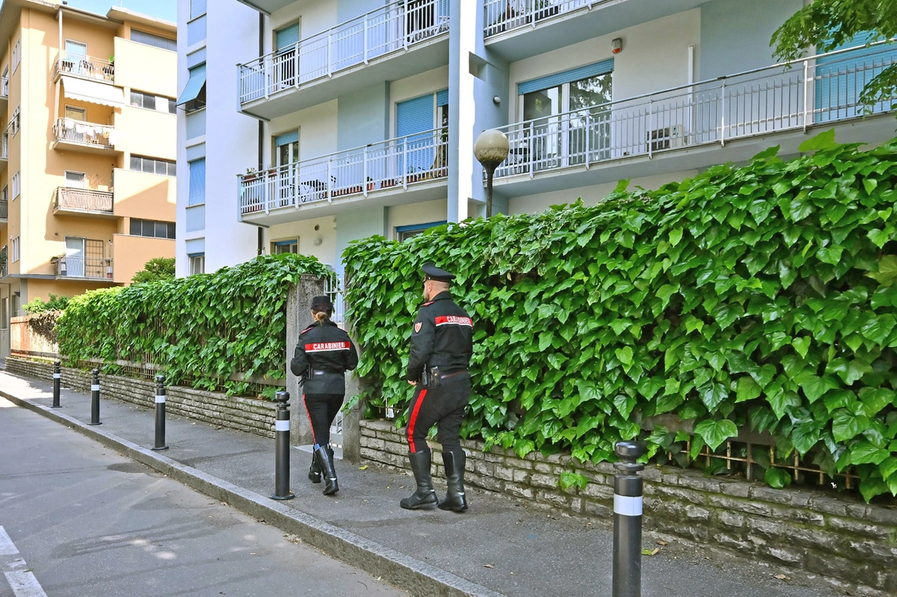 I carabinieri sul luogo dell'omicidio (De Pascale)
