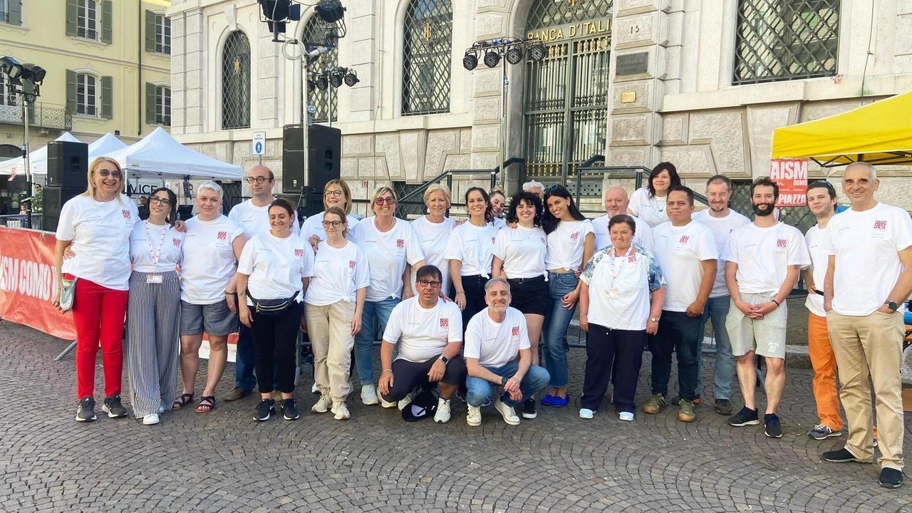 Prosegue in piazza Perretta a Como la festa di Aism, l’evento benefico organizzato dalla sezione comasca dell’Associazione Italiana Sclerosi Multipla... Prosegue in piazza Perretta a Como la festa di Aism, l’evento benefico organizzato dalla sezione comasca dell’Associazione Italiana Sclerosi Multipla...