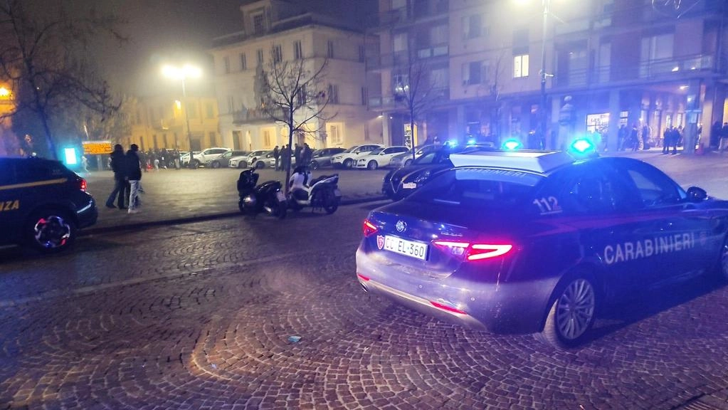 Tensione alta a Casalpusterlengo per scontri tra gruppi etnici. Minacce di rissa in piazza del Popolo dopo precedente aggressione. Intervento delle forze dell'ordine evita escalation.