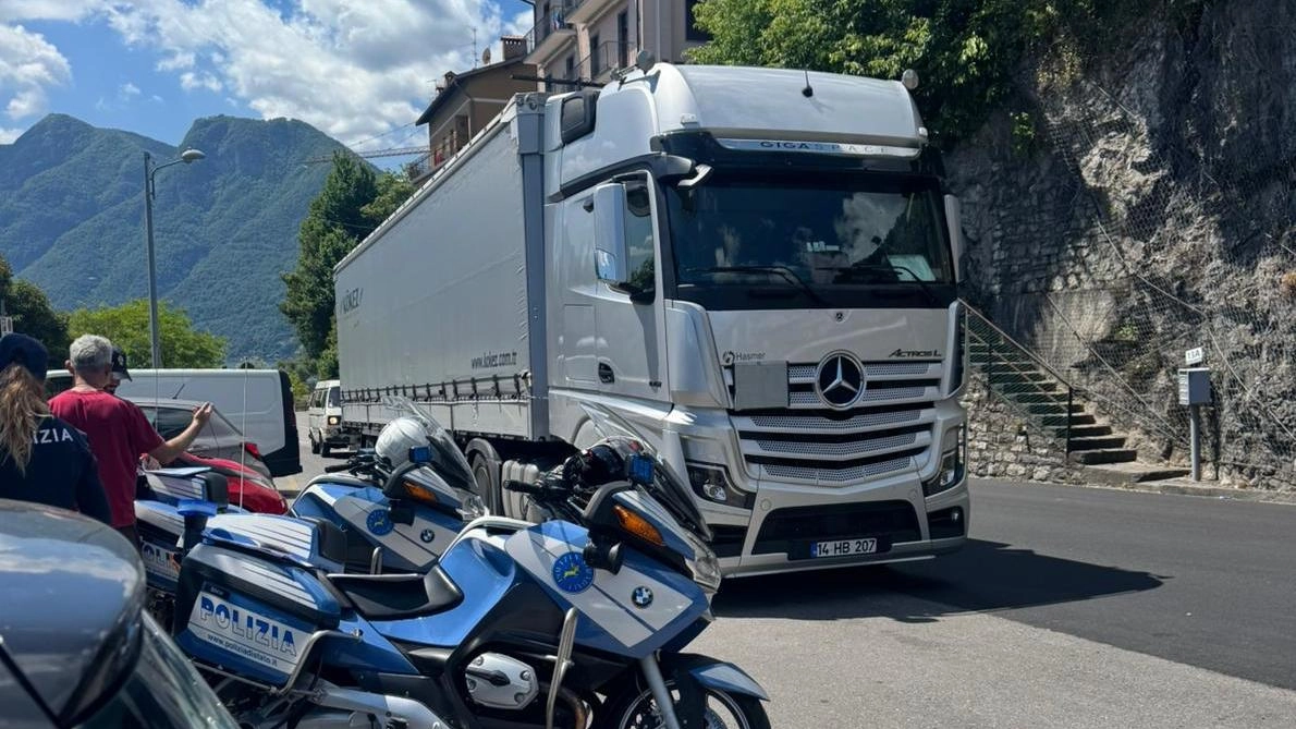 È ripartita, come ormai ogni anno, l’attività del distaccamento di Tremezzina della Polizia Stradale di Como. Fino al 15 ottobre... È ripartita, come ormai ogni anno, l’attività del distaccamento di Tremezzina della Polizia Stradale di Como. Fino al 15 ottobre...