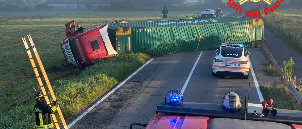 Autotreno carico di alcolici si ribalta su un fianco: bloccata la provinciale 16