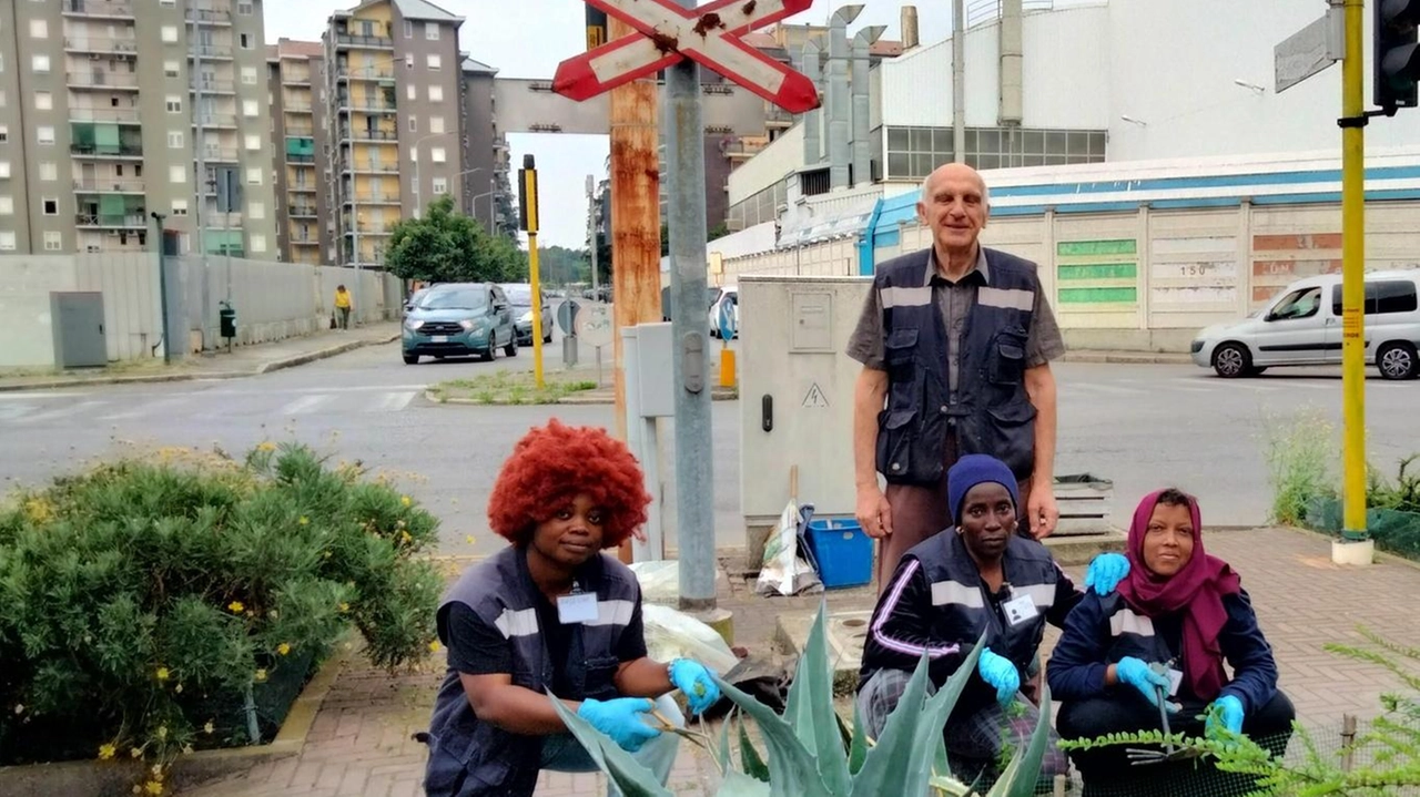 Traore, Nimo Angeline Toure, Souare e Kone e i volontari riordinano l’aiuola di via don Gnocchi a Bresso Traore, Nimo Angeline Toure, Souare e Kone e i volontari riordinano l’aiuola di via don Gnocchi a Bresso