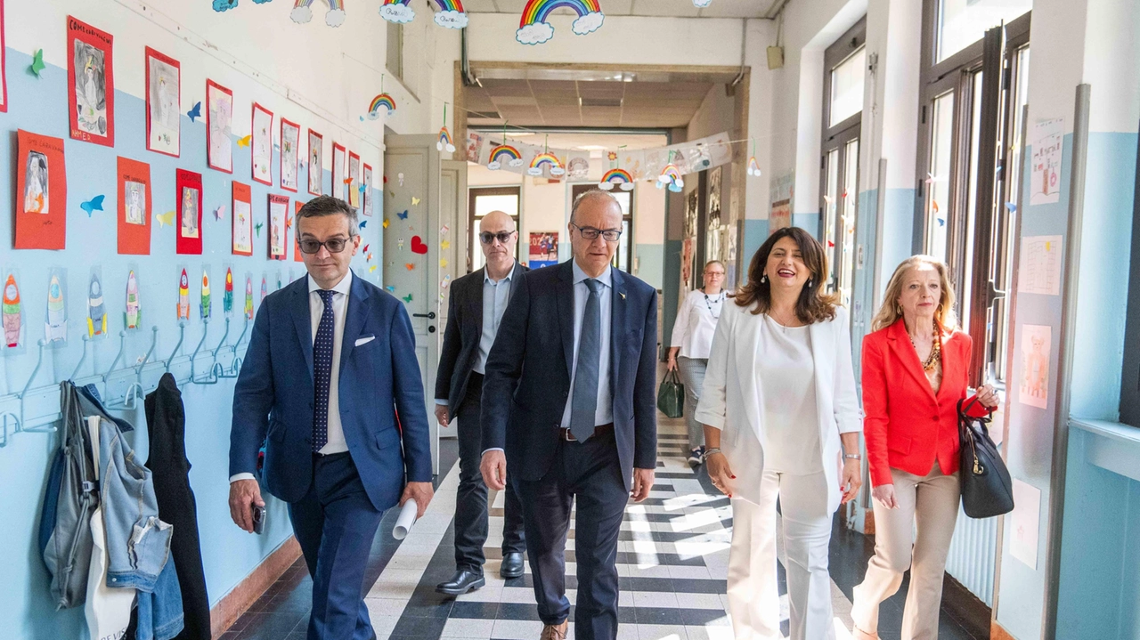 La visita del ministro Giuseppe Valditara al comprensivo Cadorna di via Dolci guidato dalla preside uscente Anna Di Terlizzi (seconda de destra) La visita del ministro Giuseppe Valditara al comprensivo Cadorna di via Dolci guidato dalla preside uscente Anna Di Terlizzi (seconda de destra)