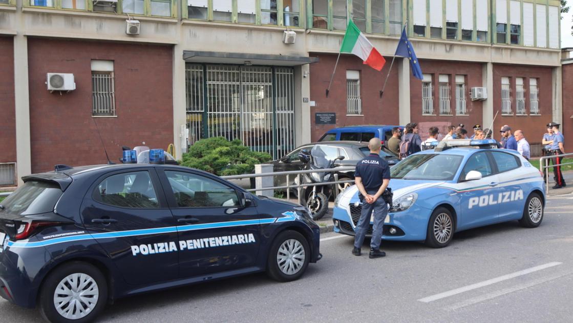Evaso dal Beccaria: il 17enne è ancora in fuga. I sindacati: “Quattro agenti a sorvegliare 60 70 detenuti” Evaso dal Beccaria: il 17enne è ancora in fuga. I sindacati: “Quattro agenti a sorvegliare 60 70 detenuti”