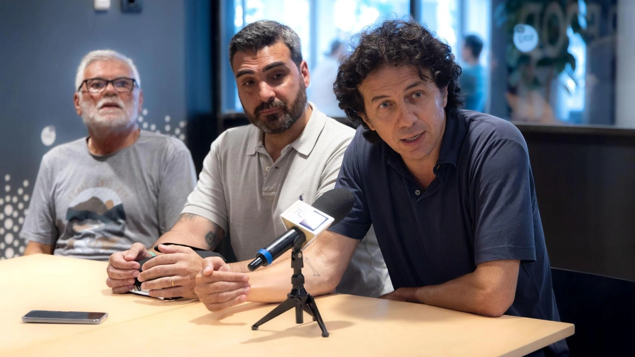 Da sinistra Claudio Stellari e Matteo D’Angelo, gli attivisti di Soccorso civile che hanno accompagnato Ines in Svizzera, e il responsabile legale Marco Cappato Da sinistra Claudio Stellari e Matteo D’Angelo, gli attivisti di Soccorso civile che hanno accompagnato Ines in Svizzera, e il responsabile legale Marco Cappato