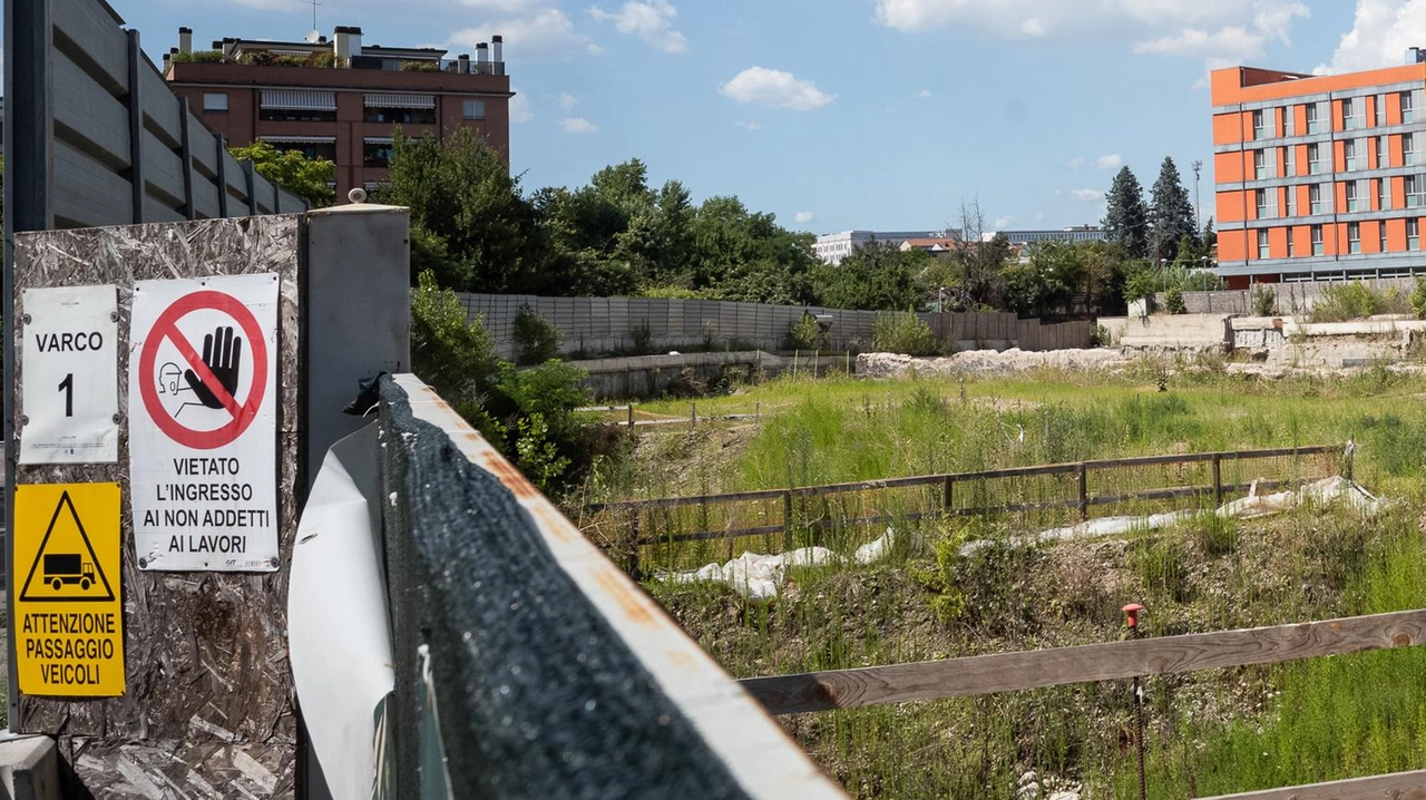 In via Calvino sarebbe dovuto sorgere il grattacielo “Futura“ di Castello Sgr. Le fasi sotto la lente della Procura. I residenti: "Allarme lanciato nel 2022" (foto Canali) In via Calvino sarebbe dovuto sorgere il grattacielo “Futura“ di Castello Sgr. Le fasi sotto la lente della Procura. I residenti: "Allarme lanciato nel 2022" (foto Canali)