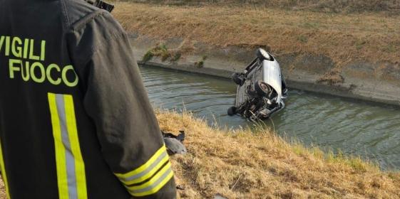 Dramma a San Martino Siccomario, auto finisce nel canale: morta la donna al volante