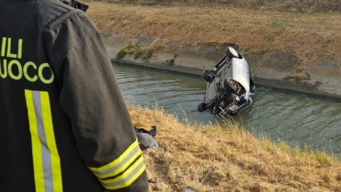 Un'auto finita in un canale (foto di archivio)