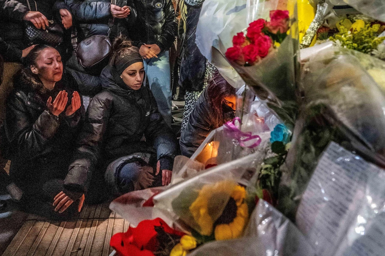 Il corteo al Corvetto. In 500 per Ramy e Fares. Le lacrime di Neda. Poi un urlo: "Giustizia"