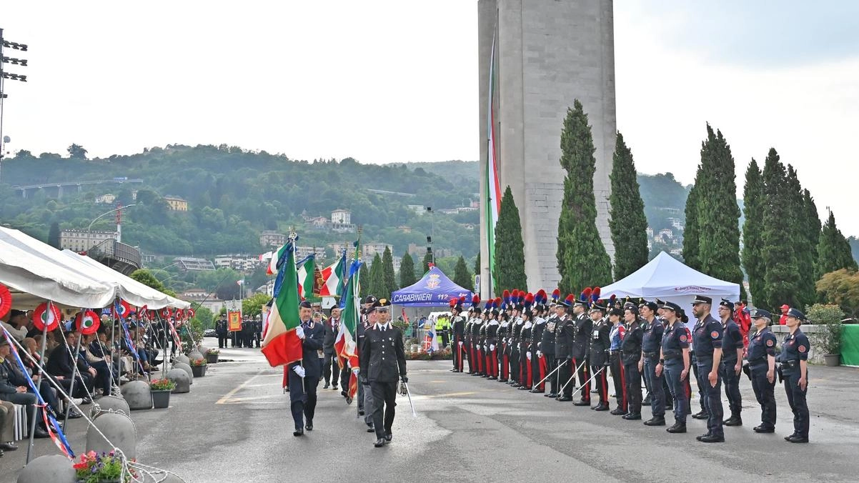 Alla cerimonia a Como per il 211° dalla fondazione dell’Arma davanti al tempio voltiano è stata annunciata l’intitolazione della caserma al maresciallo Sebastiano D’Immè ucciso in servizio nel 1996 Alla cerimonia a Como per il 211° dalla fondazione dell’Arma davanti al tempio voltiano è stata annunciata l’intitolazione della caserma al maresciallo Sebastiano D’Immè ucciso in servizio nel 1996