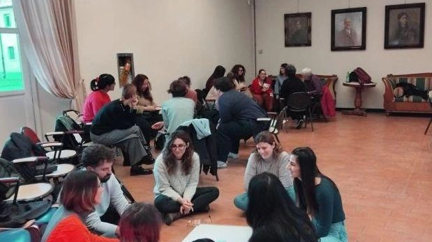 Il progetto finanziato da Fondazione Cariplo è rivolto ai giovani sotto i 34 anni che non vanno più a scuola e non cercano un posto Il progetto finanziato da Fondazione Cariplo è rivolto ai giovani sotto i 34 anni che non vanno più a scuola e non cercano un posto