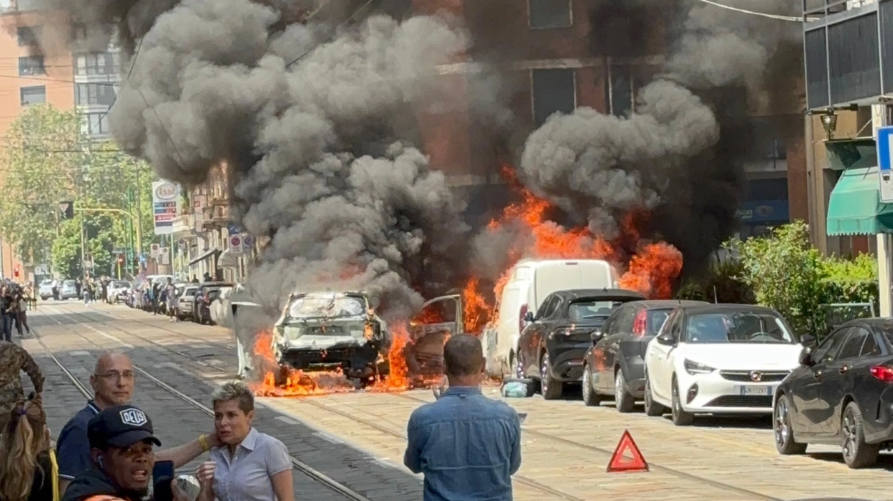 L'incendio dell'automobile ha lambito anche due mezzi parcheggiati
