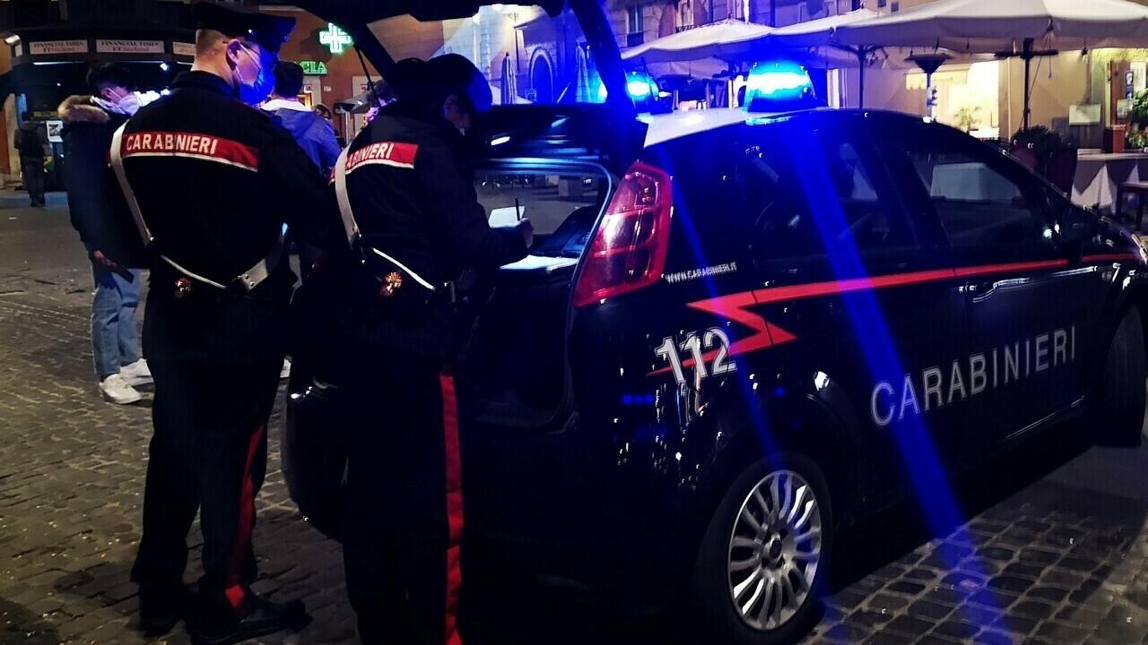Furgone ariete sfonda il portone dell’azienda di pellame: banditi in fuga con capi d’abbigliamento e accessori Furgone ariete sfonda il portone dell’azienda di pellame: banditi in fuga con capi d’abbigliamento e accessori