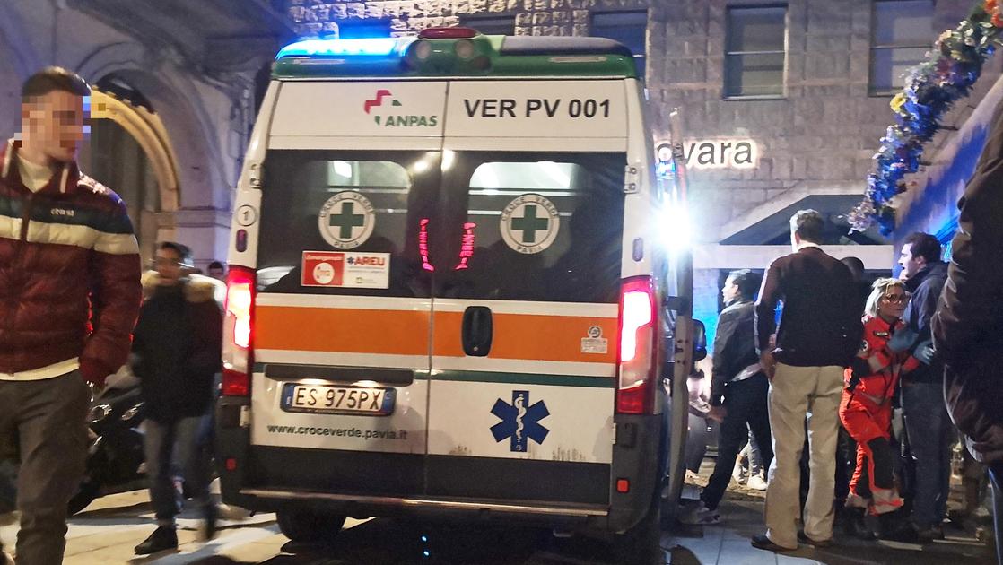 botte bottigliate e spray urticante rissa notturna in piazza della vittoria a pavia