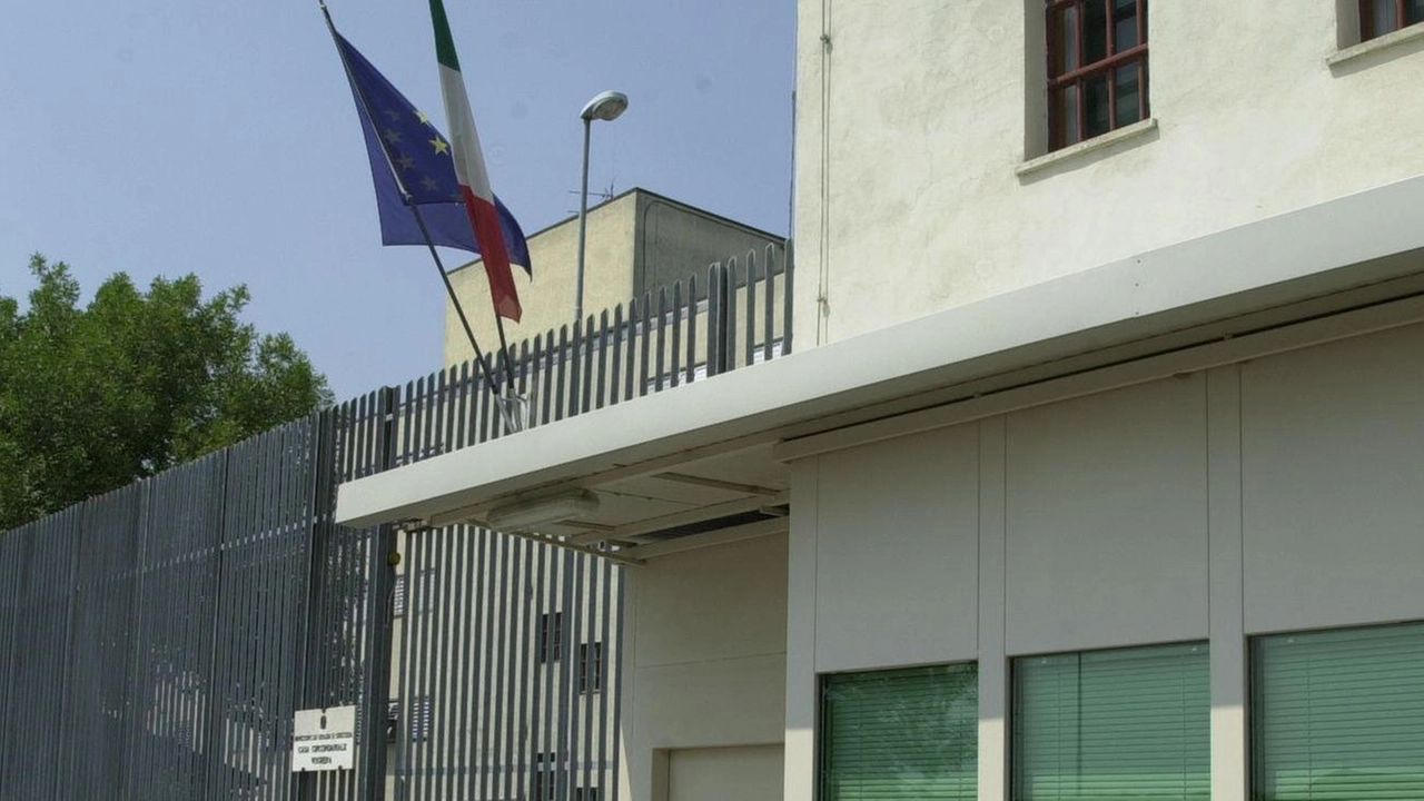 Ricercato per due rapine, è incappato nei controlli stradali dei carabinieri. M.E.K., 40enne di nazionalità marocchina, senza fissa dimora, è... Ricercato per due rapine, è incappato nei controlli stradali dei carabinieri. M.E.K., 40enne di nazionalità marocchina, senza fissa dimora, è...