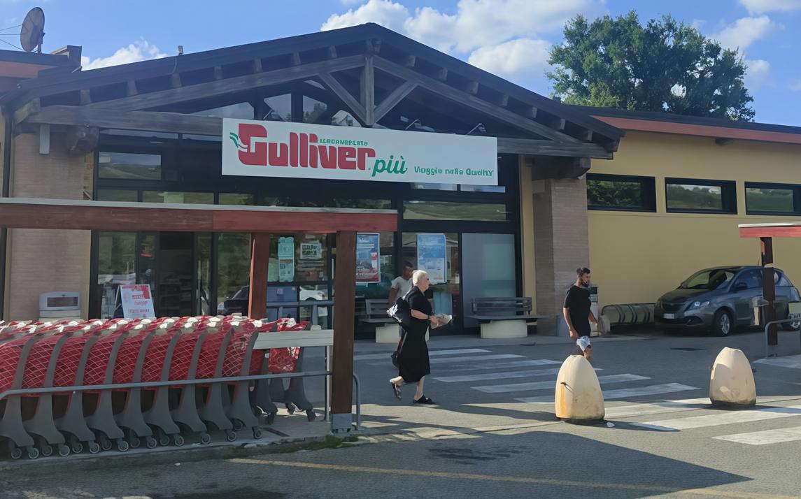 Malviventi longilinei assaltano il supermarket. Bottino da tremila euro Malviventi longilinei assaltano il supermarket. Bottino da tremila euro
